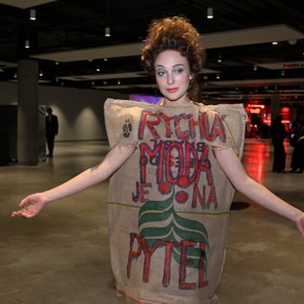 Zpěvačka Rozálie Havelková pojala outfit jako transparent.