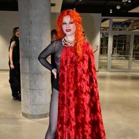 Žofie Dařbujánová o rok později - v roce 2024 se rozhodla pro rudou sametovou oponu a průhledný zbytek outfitu. 