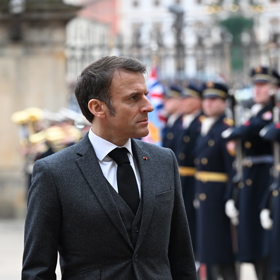 Prezident Emmanuel Macron uvedl, že proti prostetům, tvrdě zakročí.