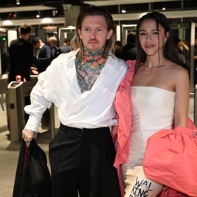 Přemek a Eva ve společnosti.