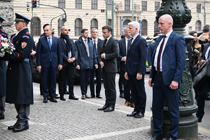 Francouzský prezident Emmanuel Macron dorazil spolu s českým prezidentem Petrem Pavlem.