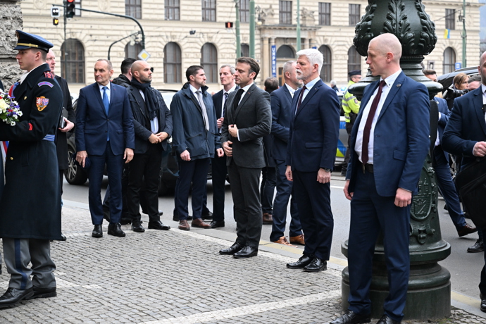 Francouzský prezident Emmanuel Macron a Petr Pavel u pamětní desky Jana Palacha.