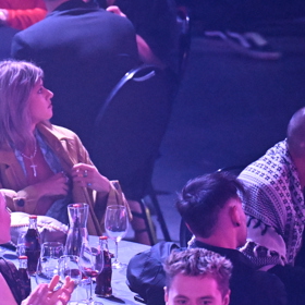 Emma Smetana si musela upravit výstřih, aby jí nic nevykouklo.