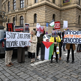 Před filozofickou fakultou čekala hrstka demonstrantů, kteří volali po konci genocidy v Gaze.