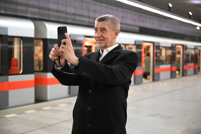 Na přestupu vytáhl telefon a šel natočit video na Instagram.