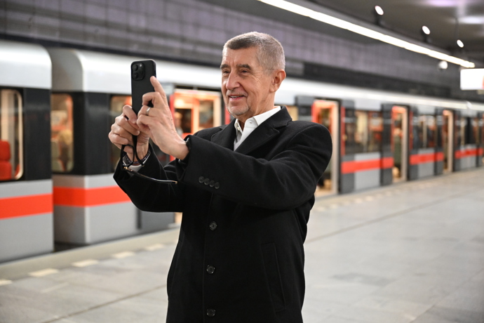 Na přestupu vytáhl telefon a šel natočit video na Instagram.