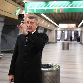 Andrej Babiš natočil video v metru jako důkaz, že jím jel.