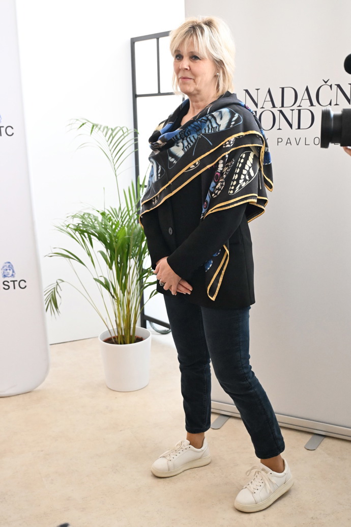 První dáma České republiky Eva Pavlová se nedávno ve společnosti objevila v outfitu, kterému dominovaly právě bílé tenisky.