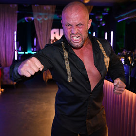 Pod sakem se skrývala i košile Karlose Vémoly. 