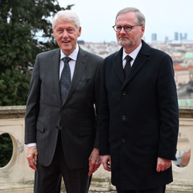  Premiér Petr Fiala se setkal s bývalým americkým prezidentem Billem Clintonem.