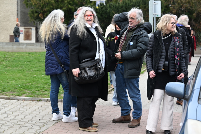 Herec Oldřich Kaiser přišel dát spolu se svou partnerkou Dášou Vokatou poslední sbohem Pavlu Zajíčkovi.