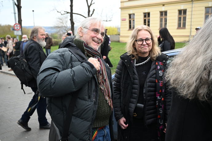 Herec Oldřich Kaiser přišel dát spolu se svou partnerkou Dášou Vokatou poslední sbohem Pavlu Zajíčkovi.