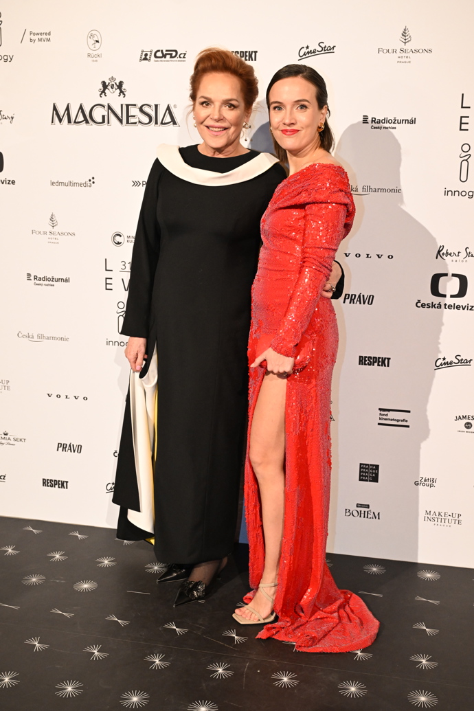 "Zároveň jsem tedy trochu překvapen ze jiného odstínu jejích vlasů. Musel jsem to okouknout u ní na Instagramu a zdá se, že její vlasy jsou více do měděna než obvykle – pamatuji si jí spíše s medovou blond," dodává kadeřník k pochvale. 