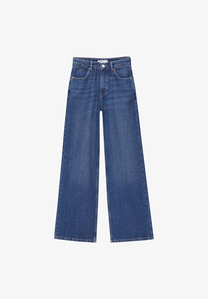 Stejně oblíbené ale jsou i varianty s širokými nohavicemi. (Pull&Bear, 799 Kč)