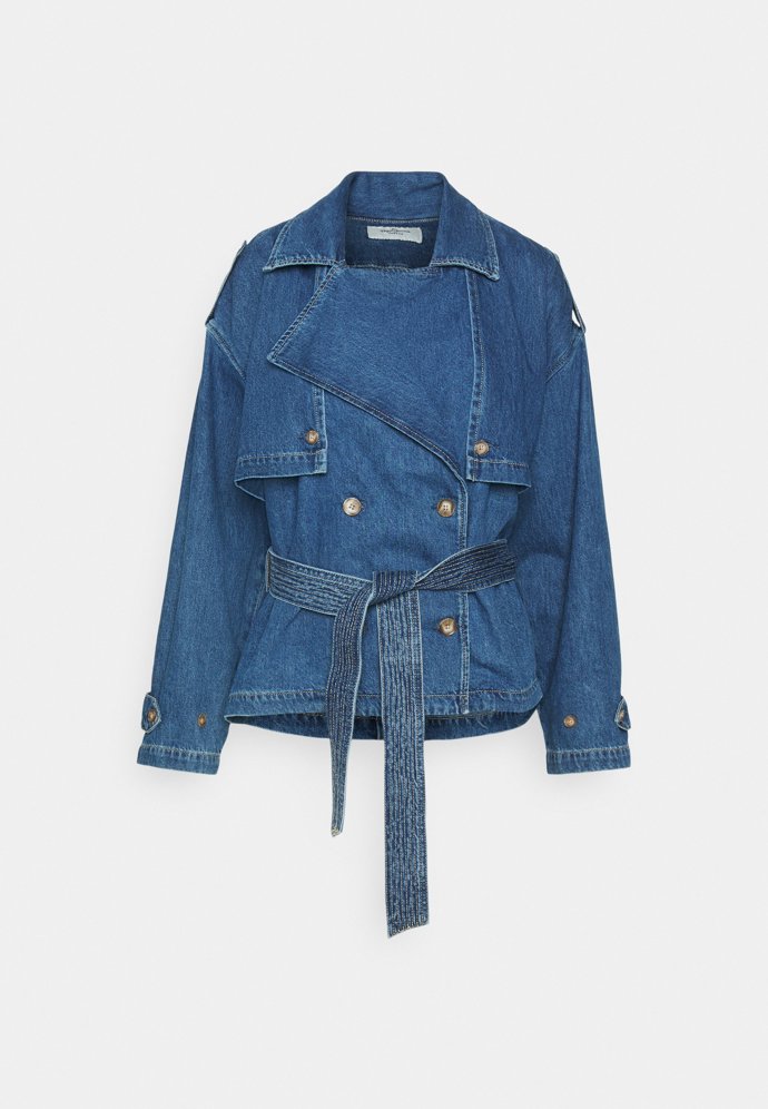 Denim neopomíjejte ani ve svrchních vrstvách. Nápaditější střih kabátku se sedlem a vázačkou nabízí mnoho možností pro kombinace dle nejnovějších trendů. (Pepe Jeans, 4 480 Kč)