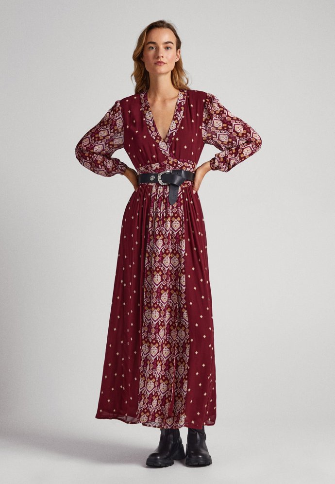 Romantická varianta country looku, to jsou midi šaty. Ty se vzory, nadýchanými rukávy a rozevlátou siluetou spoutejte stylovým páskem. (Šaty, Pepe jeans, 2 490 Kč)