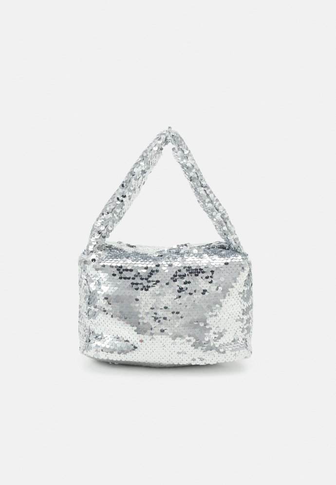 Kabelka z flitrů nabízí podobný tvar jako ta, kterou zvolila Jitka Schneiderová ke svému povedenému outfitu. (Piecese, 519 Kč)