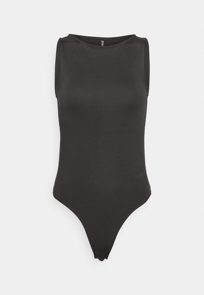 Lodičkový výstřih a hluboké průramky to je body vhodné pro mnoho příležitostí. (Pieces, 599 Kč)