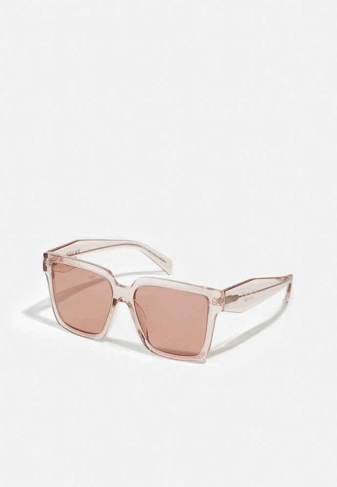 Praktický i zdobný doplněk? Sluneční brýle. (Prada, 8 100 Kč) 
