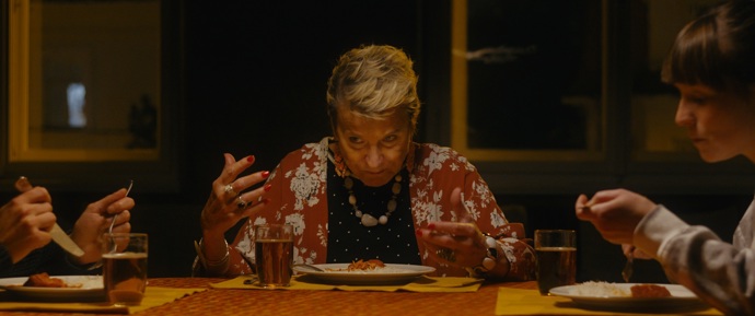Ve filmu Přišla v noci nosí Simona Peková pestrobarevné halenky a kabátky.
