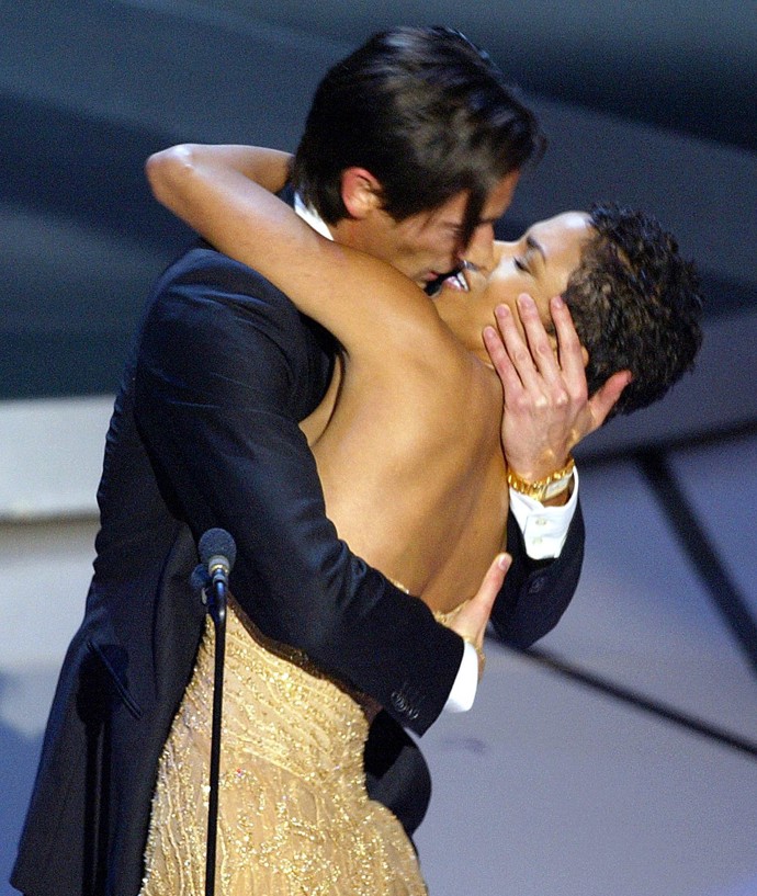 V roce 2003 si Adrien Brody odnesl sošku Oscara za Nejlepší mužský herecký výkon. Jakmile dorazil na pódium, přivítal se s moderátorkou Halle Berry velmi vášnivým polibkem.