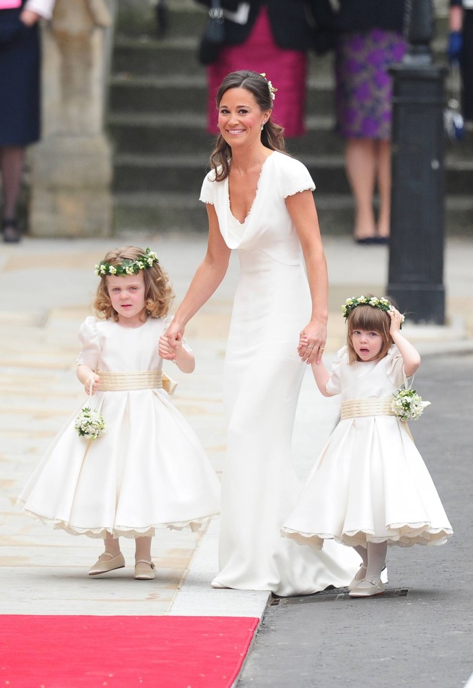 A dnes již světoznámá róba ze svatby Kate a Williama. Slonovinové šaty pro družičku pocházejí z dílny Alexandera McQueena a dokonalou postavu Pippy Middleton obepínaly tak dokonale, že se sestra nevěsty dostala na titulní stránky novin.