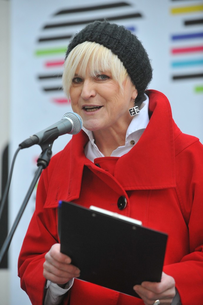 Simona Peková byla v roce 2012 peroxidovou blondýnkou s ostře střiženou ofinou.
