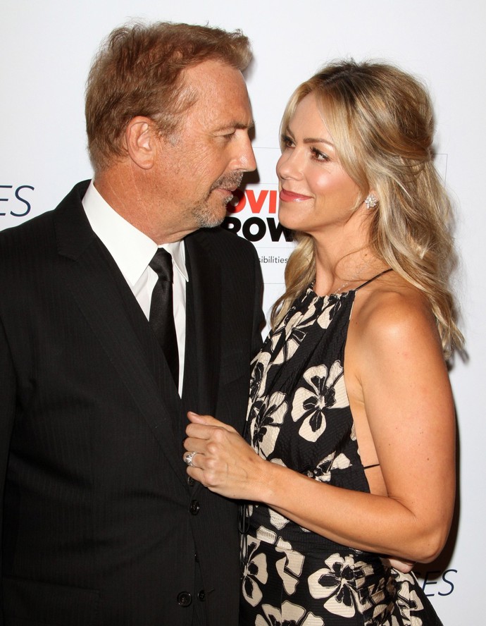 A u požadavku na výživné Christine Baumgartner nezůstala. Zpochybnila ještě platnost předmanželské smlouvy a odmítla se odstěhovat ze společného sídla, jehož hodnotu odhadovala na čtyři miliardy korun.