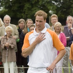 V roce 2007 už princ častěji nosíval obleky. Nebo také, coby vášnivý hráč póla, čistě sportovní módu.