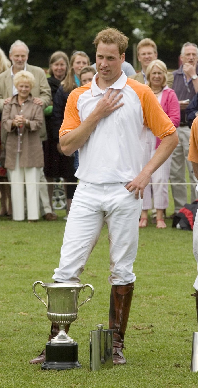 V roce 2007 už princ častěji nosíval obleky. Nebo také, coby vášnivý hráč póla, čistě sportovní módu.