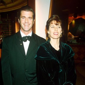 Mel Gibson a sestřička od zubaře Robyn Moore se seznámili roku 1977, kdy herce prakticky ještě nikdo neznal. Měl už ale natočený film, který ho vystřelil ke hvězdám - první díl akční série Šílený Max.