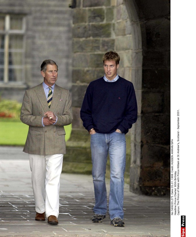 Když v roce 2001 nastoupil princ William na univerzitu v St. Andrews, měl už svůj vybroušený chlapecký styl, který učaroval nejedné spolužačce - dlouhé džíny, košile a svetr, nejčastěji modrý a značky Ralph Lauren. 