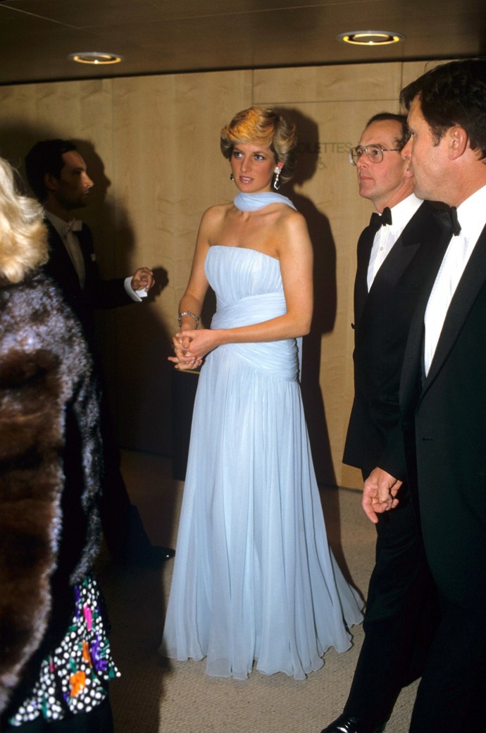 V pastelově modré šifonové róbě Catherine Walker evokovala Diana roku 1987 na festivalu v Cannes monackou kněžnu Grace Kelly. I když na akci zavítala s manželem, princem Charlesem, její mysl tou dobou už okupoval jiný muž, milenec James Hewitt. Šaty, stejně jako předchozí kousky, skončily v aukci a od roku 2011 patří Muzeu módy v Santiagu de Chile.
