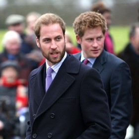 Na sklonku roku 2008 zachytili fotografové prince Williama v nezvyklém looku. Jindy hladce oholený mladý muž si na Vánoce nechal zarůst tvář plnovousem. Zda se jednalo o reakci na nedávný rozchod (a následné znovuobnovení vztahu) s Kate, nebo fakt, že konečně po měsících drilu u armády odložil uniformu, zůstává záhadou. Každopádně do šatníku následníka trůnu začaly tou dobou stále častěji pronikat obleky. Džíny prakticky vymizely.