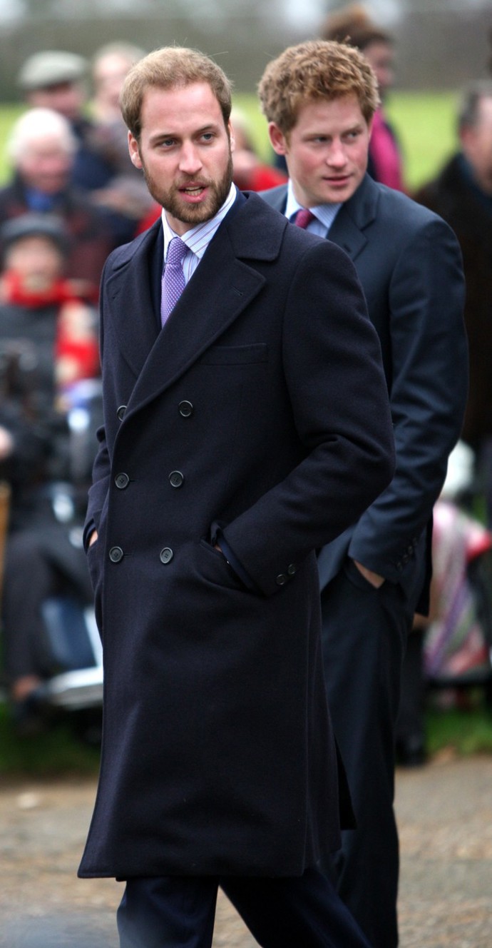 Na sklonku roku 2008 zachytili fotografové prince Williama v nezvyklém looku. Jindy hladce oholený mladý muž si na Vánoce nechal zarůst tvář plnovousem. Zda se jednalo o reakci na nedávný rozchod (a následné znovuobnovení vztahu) s Kate, nebo fakt, že konečně po měsících drilu u armády odložil uniformu, zůstává záhadou. Každopádně do šatníku následníka trůnu začaly tou dobou stále častěji pronikat obleky. Džíny prakticky vymizely.