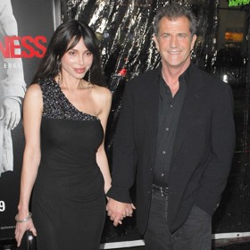 Ruská pianistka navíc Mela obvinila z fyzického napadení, což se později ukázalo jako nesmysl. Exmanžela se tehdy zastala i Robyn.