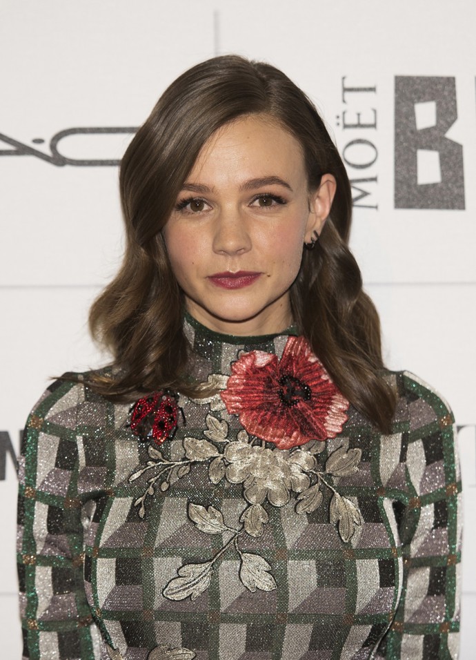 Carey Mulligan nosila delší světle hnědé vlasy v roce 2015.
