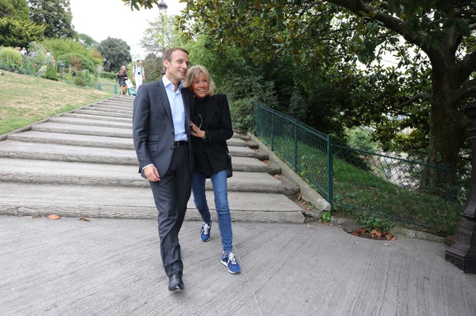 Emmanuel Macron a Brigitte Auzière se do sebe zamilovali, když on byl sotva patnáctiletý studentík a ona už oslavila čtyřicítku. Brigitte tehdy učila na střední škole v Amiens, kam Emmanuel chodil do třídy s její dcerou Laurence.