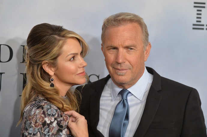 V tu chvíli už bylo jasné, že o žádný hladký rozvod nepůjde. Herec byl v šoku, a to zvlášť ve chvíli, kdy po něm manželka začala vyžadovat astronomické výživné na jejich tři děti.