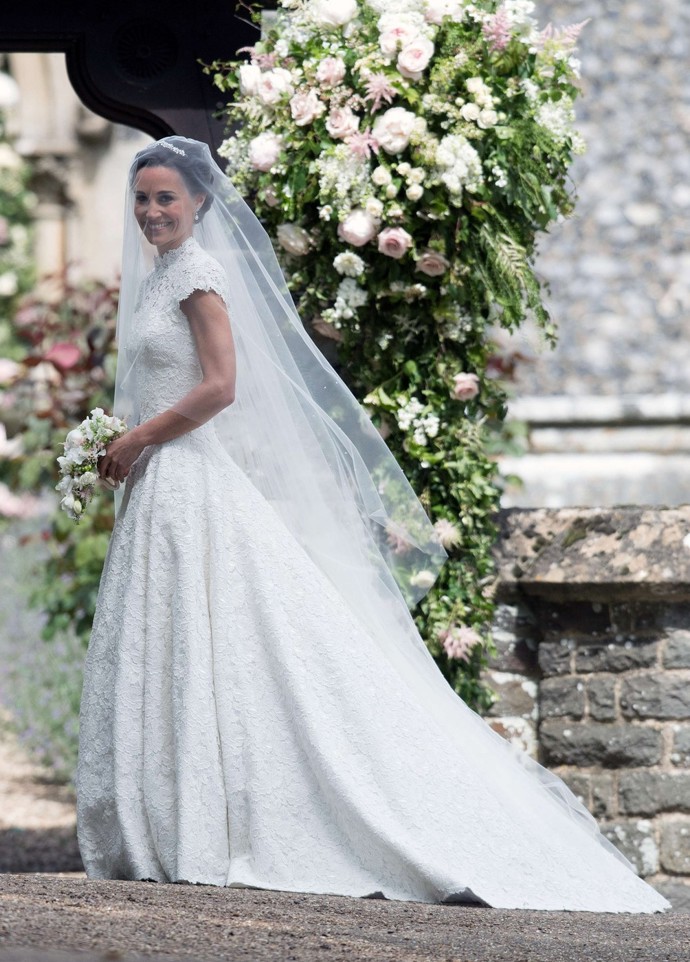 Že mají sestry Middletonovy podobný vkus, dokázaly i Pippiny svatební šaty. Stejně jako ty Kateiny je zdobily krajky a dýchala z nich inspirace svatební róbou Grace Kelly. Ušil je britský krejčí Giles Deacon a stály 40 tisíc liber. K nim si Pippa vzala tiáru od Robinsona Pelhama, lodičky zdobené perlami Manolo Blahnik a závoj od kloboučníka Stephena Jonese. V uších měla stejné náušnice Robinson Pelham jako Kate na své svatbě.