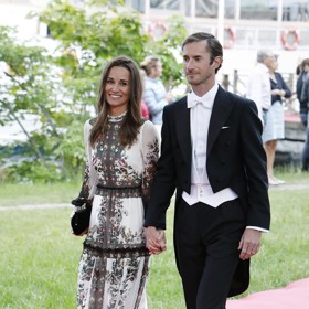 Na svatbě Jönse Bartholdsona a Anny Riddersdtad ve Stockholmu se Pippa objevila v květovaných šatech od Erdema, oblíbeného návrháře své sestry Kate. Sahaly až na zem a díky kontrastnímu pasu vynikla Pippina dokonalá postava. Vše mladší ze sester Middletonových doplnila psaníčkem Wilbur and Gussie.