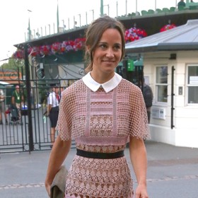 A do třetice Wimbledon, opět rok 2017. Poněkud odvážné šaty Self Portrait, které kvůli průhledné krajce mnoho nezakrývaly a mohly by v jiném střihu a provedení působit vulgárně, drží na uzdě upjatý límeček a elegantní midi délka. Za nás trefa do černého! Lodičky v neutrální barvě a šedé psaníčko pozitivní výsledek jen podtrhují.