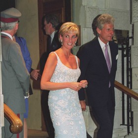 Na vernisáži v aukční síni Christie's roku 1997 měla Diana na sobě světle modré krajkované midišaty Catherine Walker osázené diamanty. Dnes jsou majetkem Australanky Renae Plant a vidět je můžete v Muzeu princezny Diany v Los Angeles.