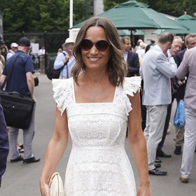 Když na bílý sport, tak v bílé! Roku 2018 na tenisovém Wimbledonu skrývala Pippa Middleton rostoucí těhotenské bříško pod sněhobílými letními šaty Anna Mason. Aby outfitu dodala barvu, obula k šatům tmavě modré espadrillky Penelope Chilvers a vzala si i panamský klobouček se stejně barevnou stužkou. Na očích jí nesměly chybět oversize sluneční brýle od Chanela a v ruce psaníčko J Crew.