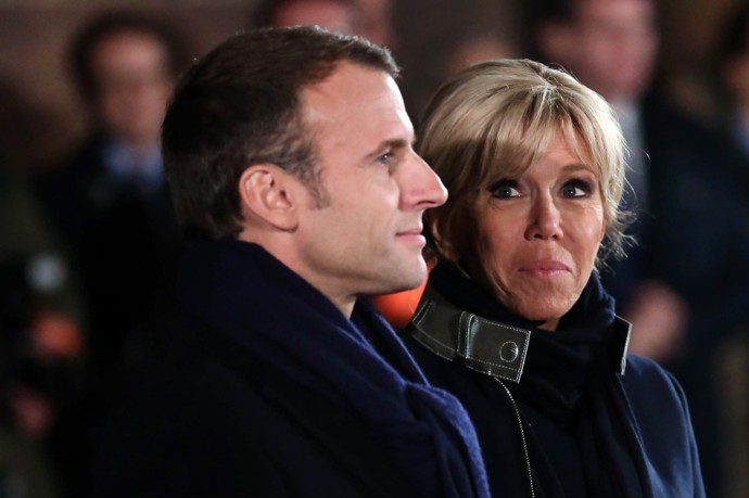 Dohromady se dali díky Kunderovi, respektive školnímu nastudování jeho hry Jakub a jeho pán, v níž hrál Macron hlavní roli. Brigitte se tehdy na talentovaného studenta přišla podívat a jeho výkon ji okouzlil. Již dříve od kolegů a hlavně Laurence věděla, že jde o výjimečného studenta.