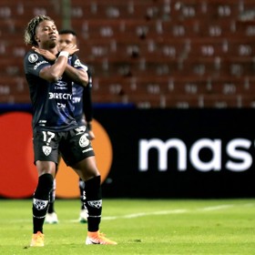 Angelo Preciado má z ostudy kabát.