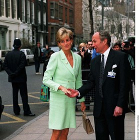 Diana milovala nejen šaty, velké oblibě se u ní těšil i tento mentolově zelený kostýmek od Chanela, kterým se hned dvakrát blýskla v roce 1997. Po princeznině smrti ho její starší sestra Sarah věnovala osobnímu komorníkovi jejich otce. Ten si ho ale pro vlastní potěšení nenechal a postupně doputoval až do Muzea princezny Diany.  