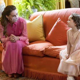 Když se dověděla, že dívka má ráda růžovou, slíbila jí, že až se jednou setkají, vezme si růžové šaty. A to se také v květnu 2021 splnilo.