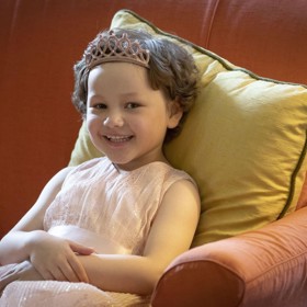 Mila Sneddon byla tehdy pozvaná na čaj do Holyroodhouse v Edinburghu