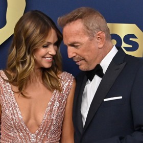 Po svém choti chtěla prostředky, které by jí a dětem zajistily bydlení na srovnatelné úrovni.